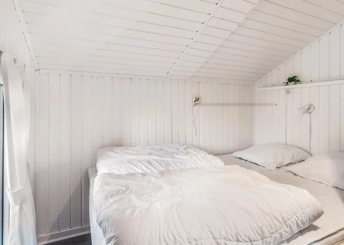 4 Person In Hemmet-by Traum